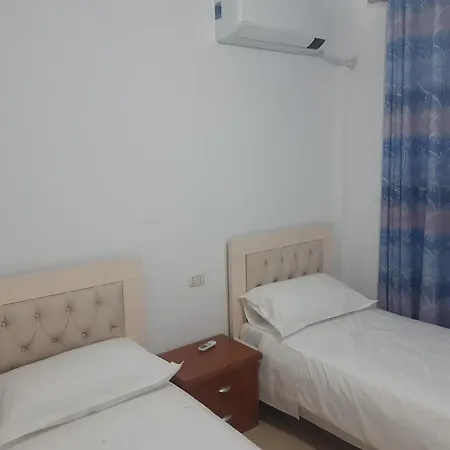 Emily House فيير