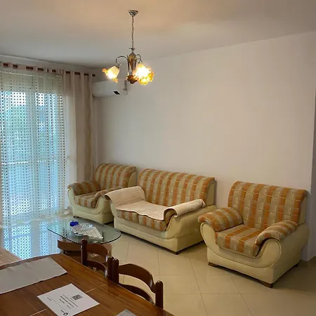 Emily House فيير