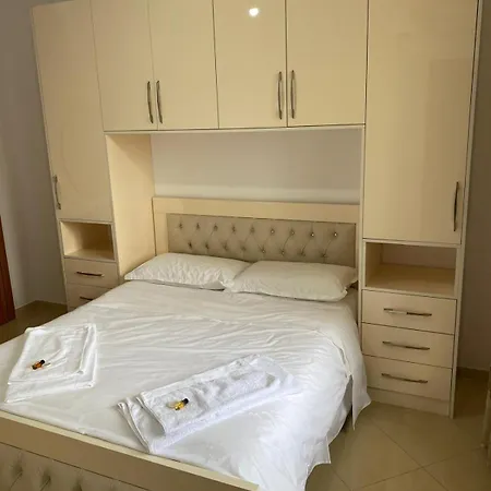 Emily House فيير