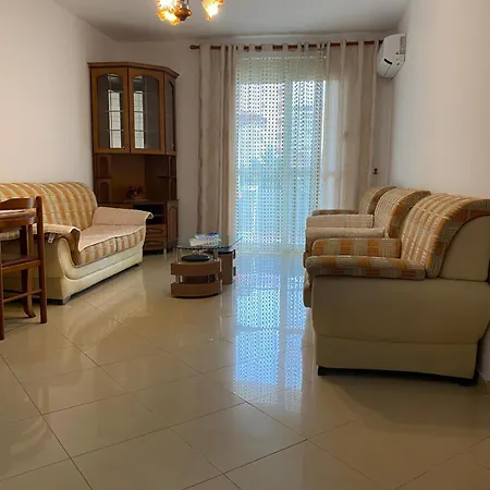 Emily House فيير