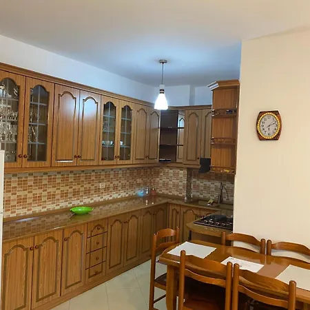 Emily House فيير